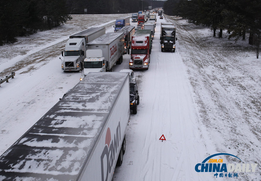 美遭罕見大雪襲擊五州進入緊急狀態(tài) 游客借噴泉暖手