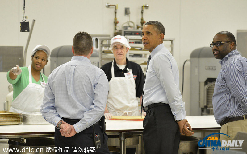 奧巴馬參觀超市秀親民 承諾將提高最低工資標(biāo)準(zhǔn)