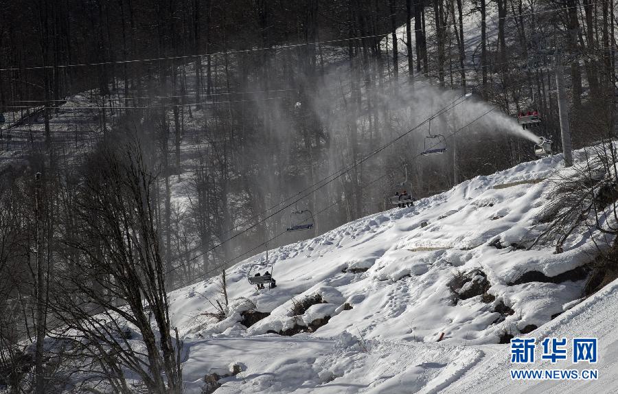 索契冬奧會(huì)賽場(chǎng)加緊造雪（高清組圖）