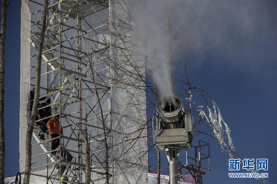 索契冬奧會(huì)賽場(chǎng)加緊造雪(高清組圖)