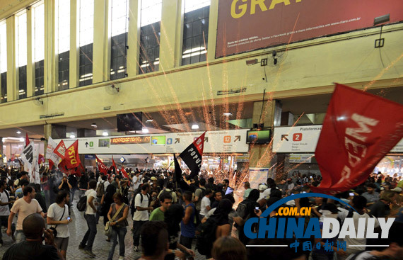 巴西民眾抗議公交漲價與警方沖突 攝影記者受重傷