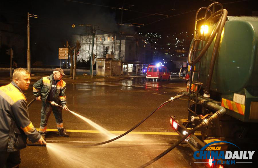 波黑抗議暫告結(jié)束 沖突現(xiàn)場一片狼藉