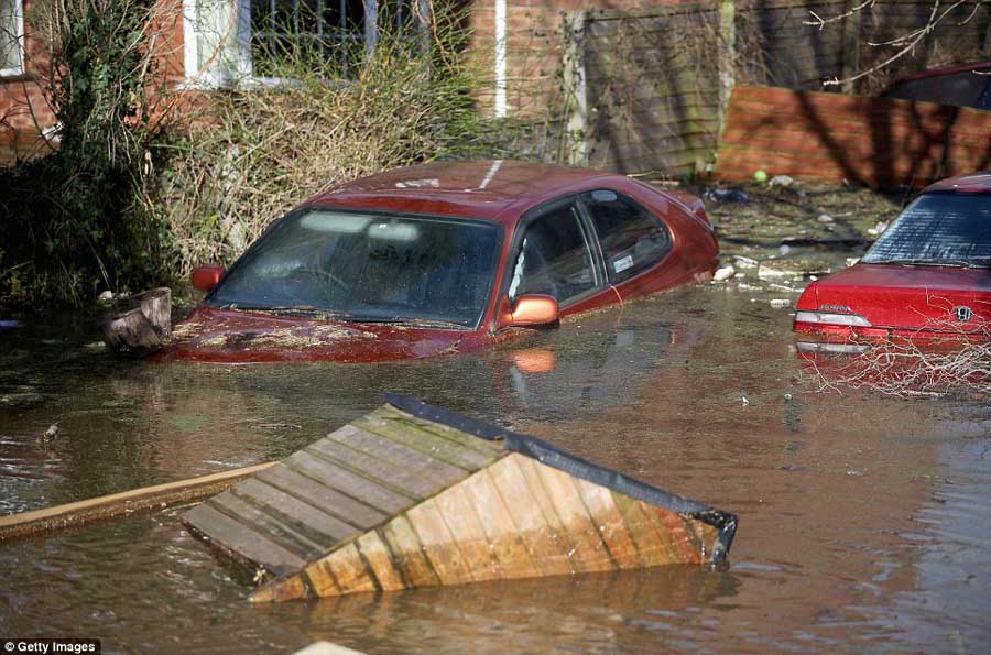 泰晤士河決堤洪水肆虐英國(guó) 大量房屋汽車被淹