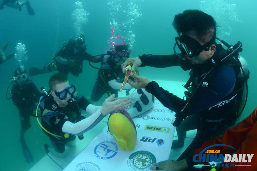 32對(duì)新人趕在情人節(jié)來(lái)臨前泰國(guó)舉辦海底婚禮