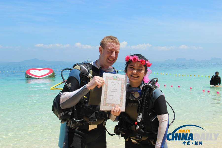 32對新人趕在情人節(jié)來臨前泰國舉辦海底婚禮