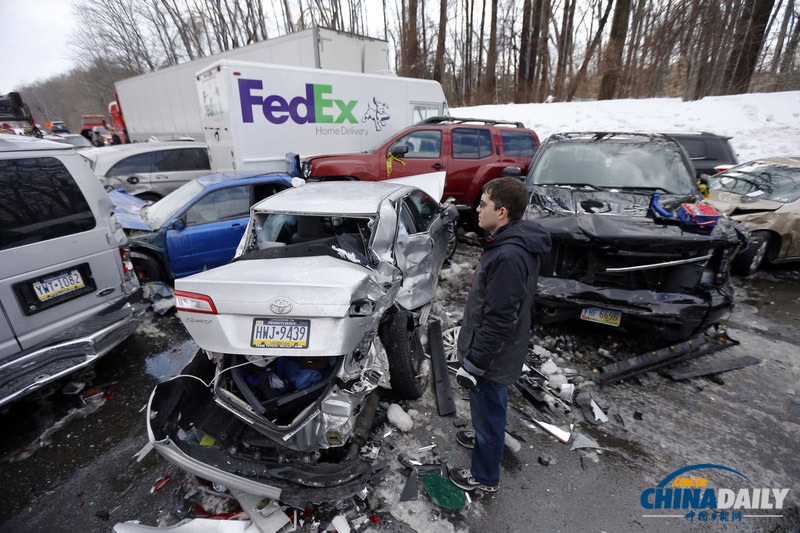 美車輛連環(huán)相撞致多車報(bào)廢場(chǎng)面慘烈 或因路滑引起