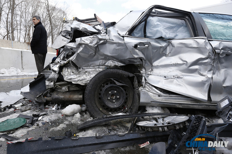 美車輛連環(huán)相撞致多車報(bào)廢場(chǎng)面慘烈 或因路滑引起