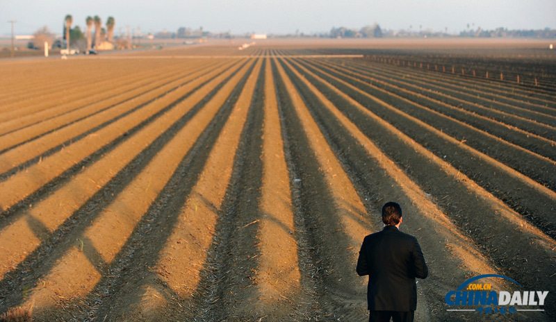 奧巴馬視察農(nóng)場旱情 安保嚴密直升機護駕如臨大敵