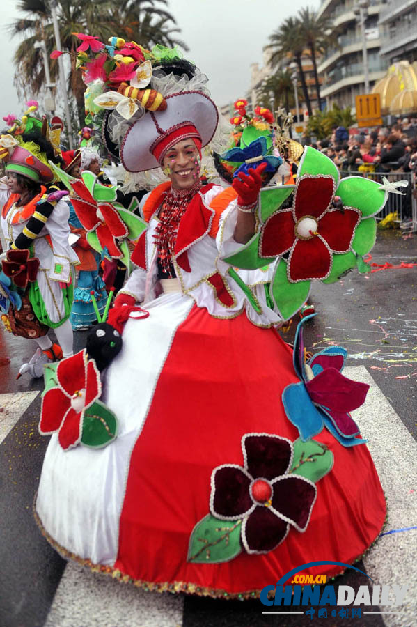 法國尼斯狂歡節(jié)開幕 首場上演“鮮花大戰(zhàn)”