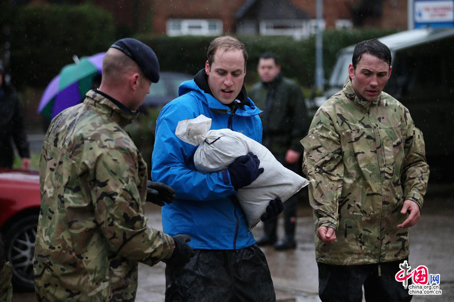 英國(guó)王子搬沙袋抗洪 批媒體記者圍觀不幫忙
