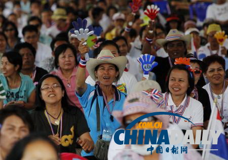 泰國(guó)示威者拒絕接受清場(chǎng) 圍堵總理府?dāng)M用水泥封大門(mén)