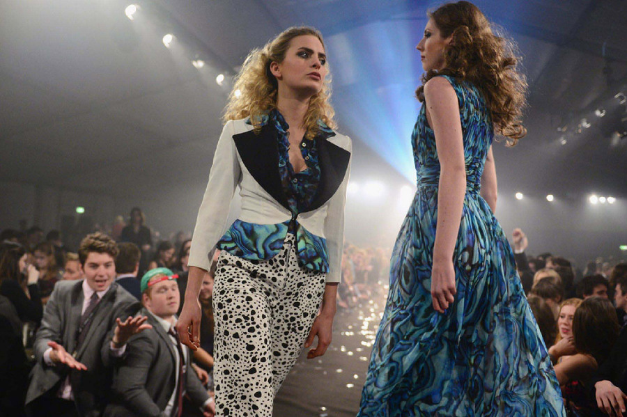 裙下之臣再現(xiàn)： 凱特“第二”著透明裙俘獲威廉“第二”