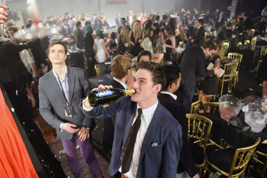 裙下之臣再現(xiàn): 凱特“第二”著透明裙俘獲威廉“第二”