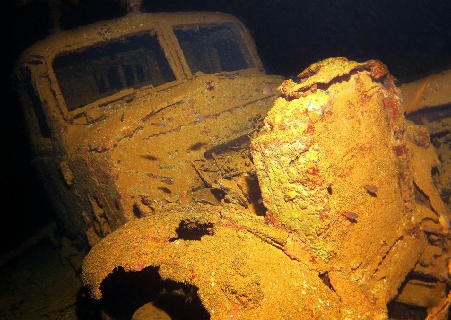 英女?dāng)z影師探秘最大水下二戰(zhàn)船舶墓地 日軍曾駐扎