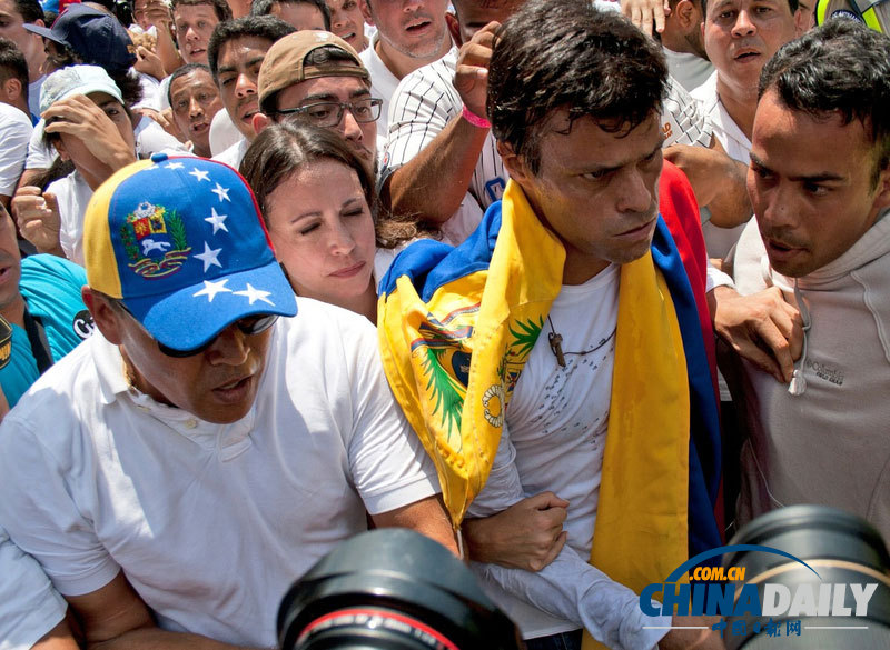 委內(nèi)瑞拉反政府示威持續(xù) 反對派領(lǐng)導(dǎo)人穿白衣現(xiàn)身