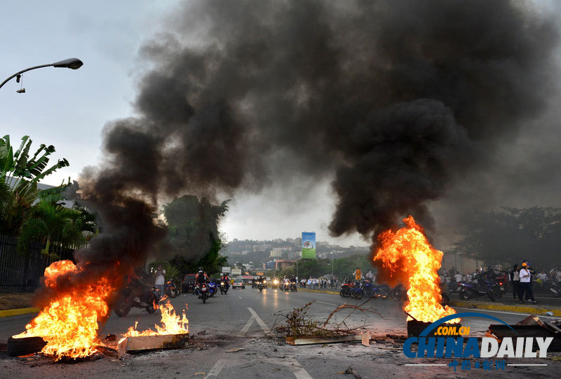 委內(nèi)瑞拉反政府示威持續(xù) 反對(duì)派領(lǐng)導(dǎo)人穿白衣現(xiàn)身