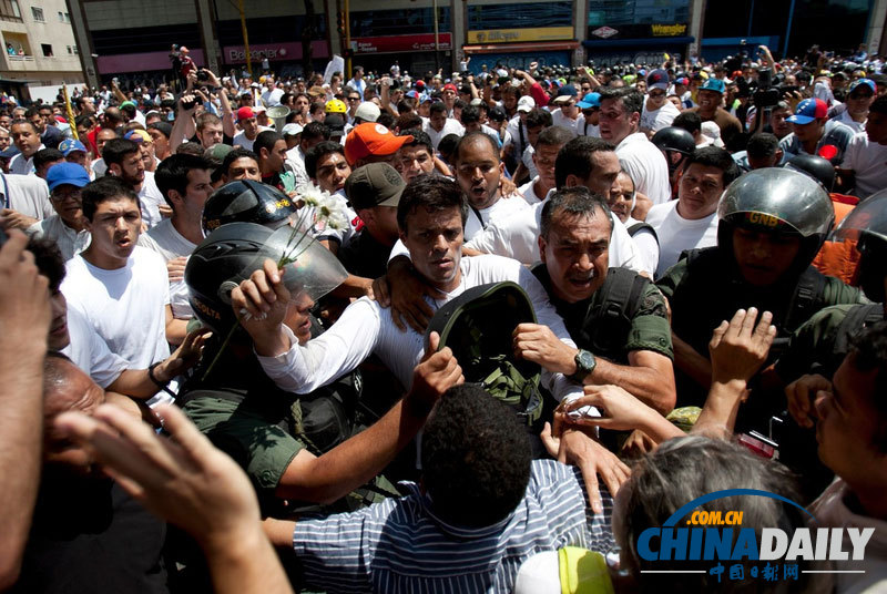 委內(nèi)瑞拉反政府示威持續(xù) 反對派領導人穿白衣現(xiàn)身