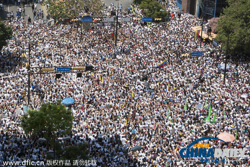 委內(nèi)瑞拉反政府示威持續(xù) 反對派領(lǐng)導(dǎo)人穿白衣現(xiàn)身