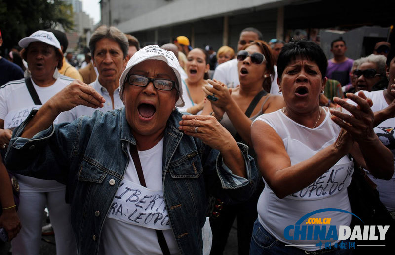 委內(nèi)瑞拉反對黨領(lǐng)導(dǎo)人自首 其支持者游行抗議