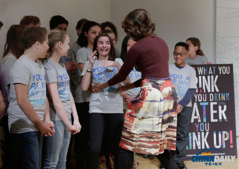 米歇爾與學(xué)生互動推廣喝水減肥 遭背后“偷拍”