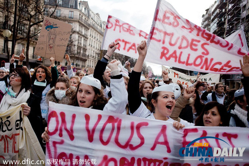 法國(guó)助產(chǎn)士示威游行 要求與醫(yī)護(hù)人員享同等待遇