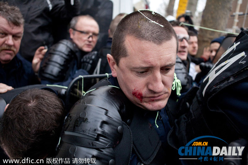 法國(guó)助產(chǎn)士示威游行 要求與醫(yī)護(hù)人員享同等待遇