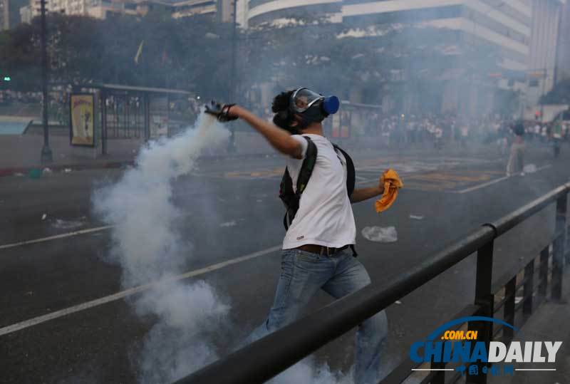 委內(nèi)瑞拉數(shù)萬民眾游行支持馬杜羅 與反對(duì)派街頭對(duì)峙