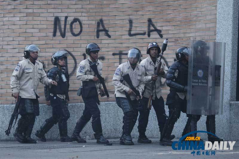 委內(nèi)瑞拉數(shù)萬民眾游行支持馬杜羅 與反對派街頭對峙