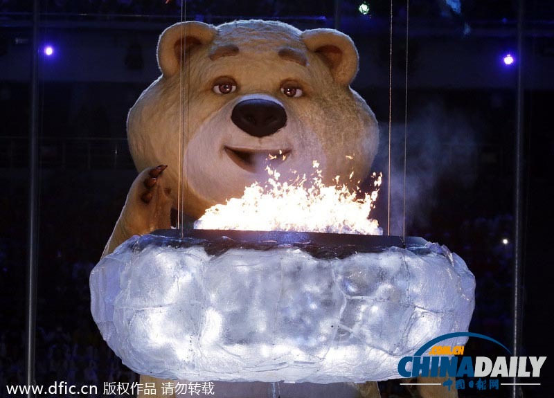 索契冬奧會(huì)閉幕式:吉祥物吹滅圣火