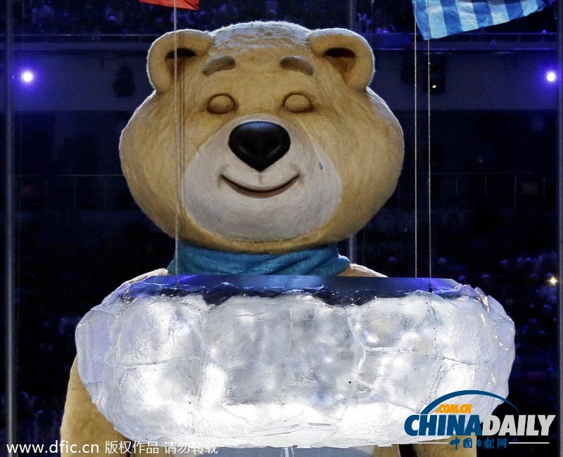 索契冬奧會(huì)閉幕式:吉祥物吹滅圣火