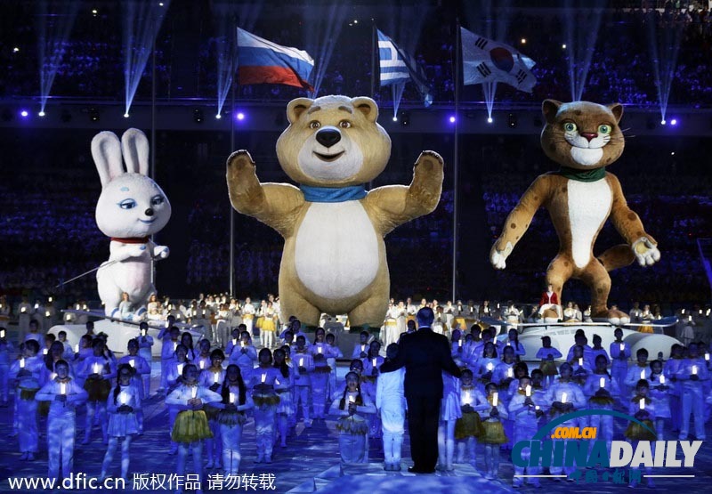 索契冬奧會(huì)閉幕式:吉祥物吹滅圣火