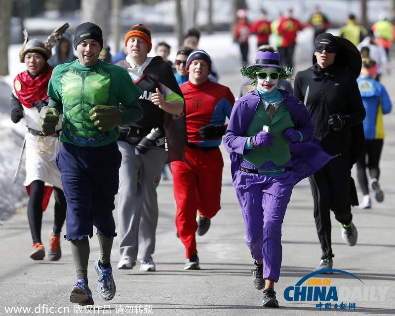 運動員穿卡通服裝備戰(zhàn)波士頓馬拉松 為慈善奔跑歡樂多