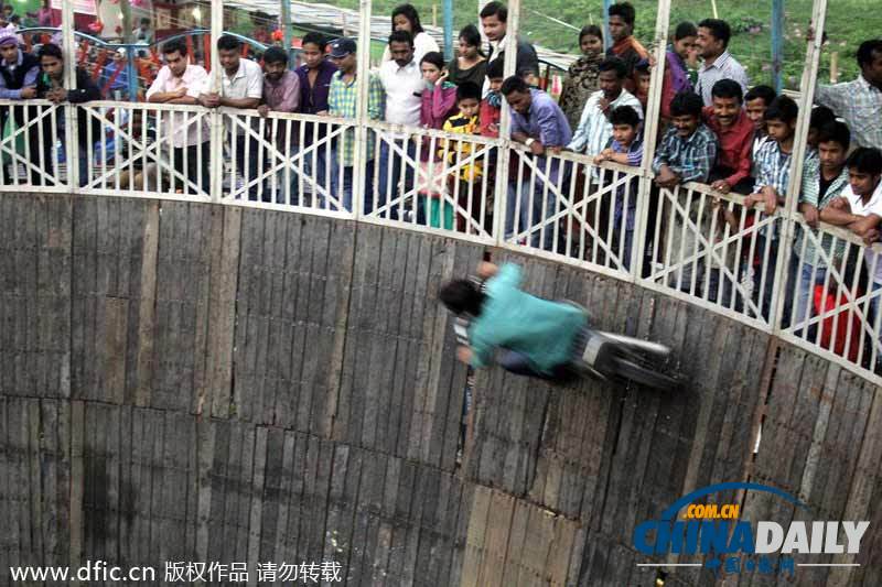 印度“死亡之井”特技飛車(chē) 失重高空脫手表演
