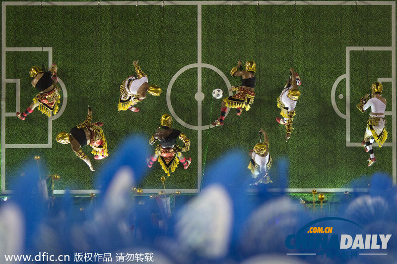 巴西狂歡節(jié)足球味濃 兩大名將為游覽車(chē)保駕護(hù)航