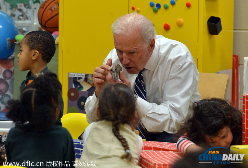 美副總統(tǒng)看望學(xué)前班兒童 賣(mài)萌搞怪不忘為選舉籌款
