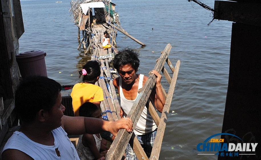 菲律賓首都數(shù)萬民眾生活貧困 住臨時棚屋受洪災(zāi)威脅