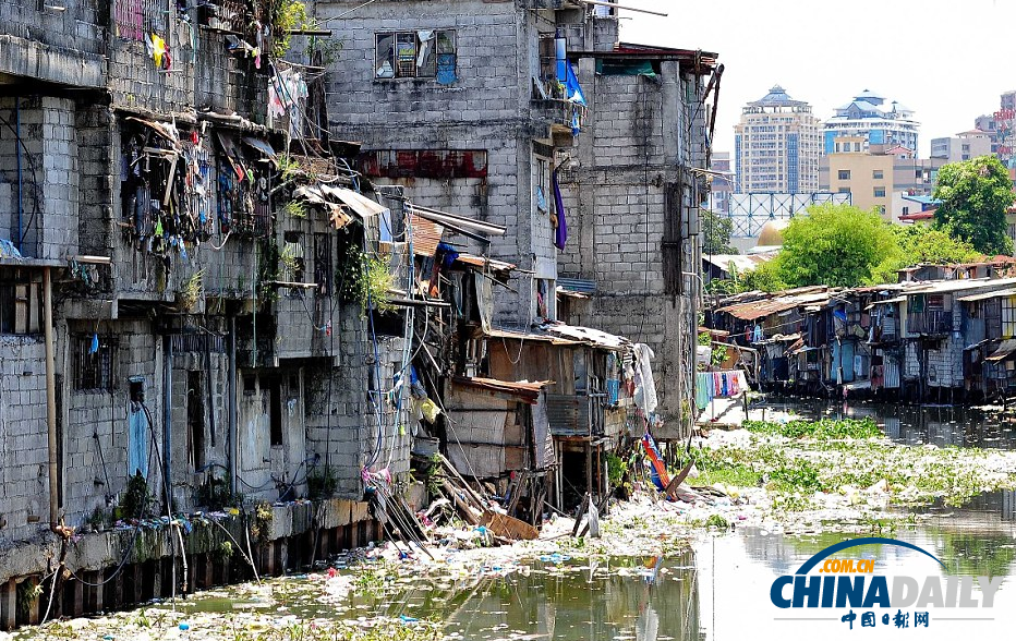 菲律賓首都數(shù)萬民眾生活貧困 住臨時棚屋受洪災威脅