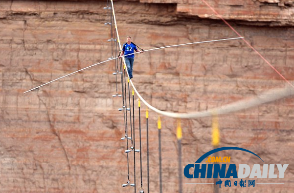 美國(guó)男子走鋼絲成功跨越科羅拉多大峽谷