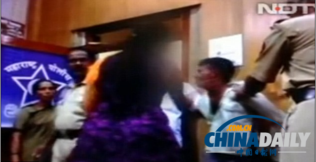印度女護(hù)士火車上險被強(qiáng)奸 警察局內(nèi)狠摑嫌犯（圖）
