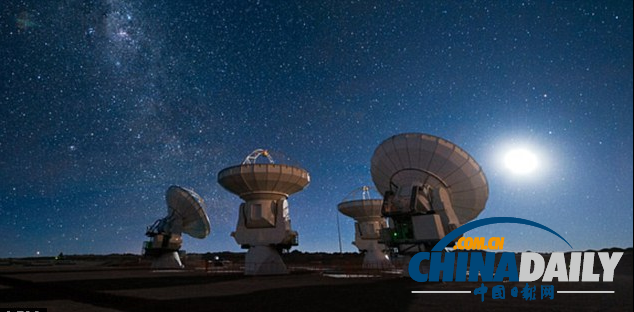 望遠鏡陣列拍到宇宙震撼一幕：超級黑洞吞噬巨量物質(zhì)