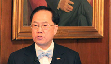 香港特首曾蔭權啟程訪美 將出席APEC會議