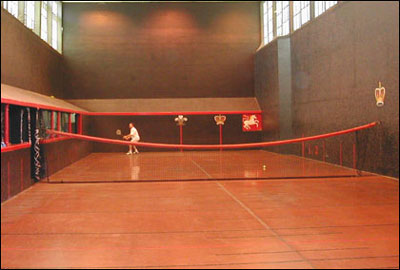 “real tennis”[室內(nèi)網(wǎng)球，又稱“純網(wǎng)球”，現(xiàn)幾乎被“l(fā)aw tennis”（草地網(wǎng)球）所取代]。