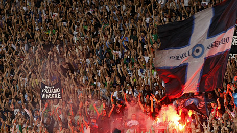 Football ticket tension: 足球票緊張局勢