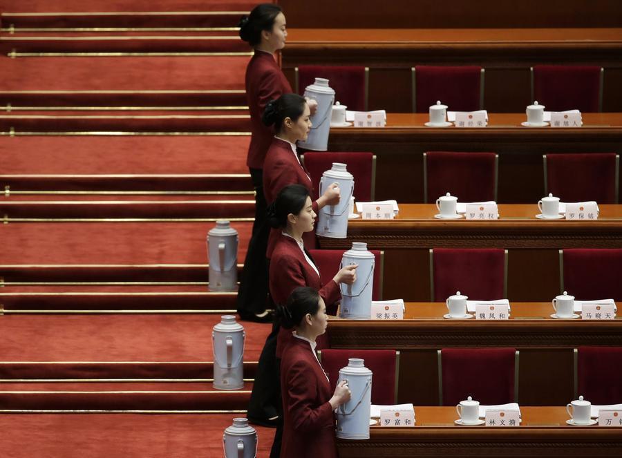 全國兩會(huì)新增禮儀男 “小鮮肉”賽過“中國紅”