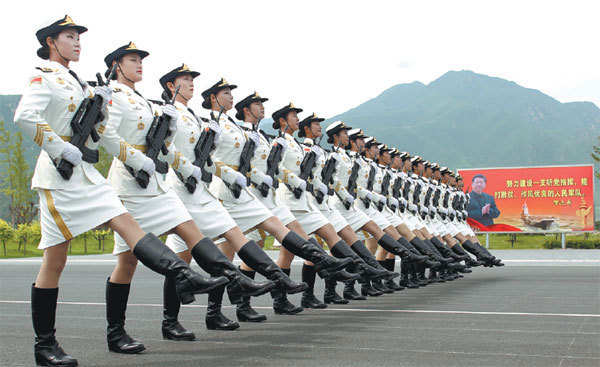 閱兵“軍服”加入時(shí)尚元素