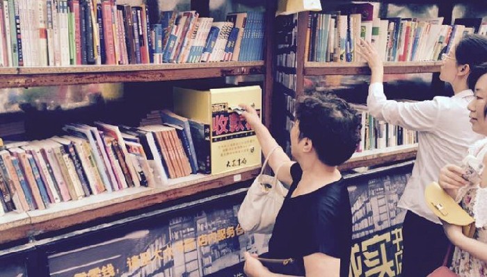 南京街頭現(xiàn)“誠實書店”：無人收款、無人看管