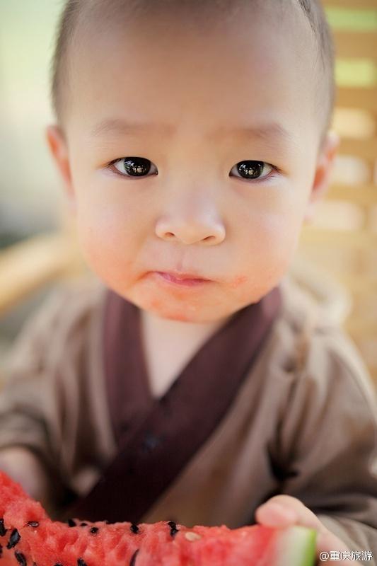 2歲萌娃吆喝自家西瓜 這個“瓜娃子”要火?。ńM圖）