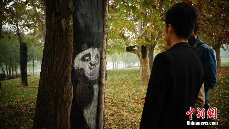 西安一公園現(xiàn)動(dòng)物“樹(shù)洞畫(huà)” 惟妙惟肖引圍觀（組圖）