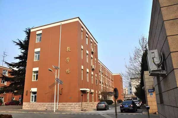 “小心地滑倒”？雷人翻譯終于有人管了，國家給出公共場所英譯標(biāo)準(zhǔn)答案！
