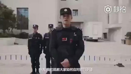 面對(duì)持刀歹徒，中國警察教的這個(gè)動(dòng)作火了！老外也紛紛點(diǎn)贊